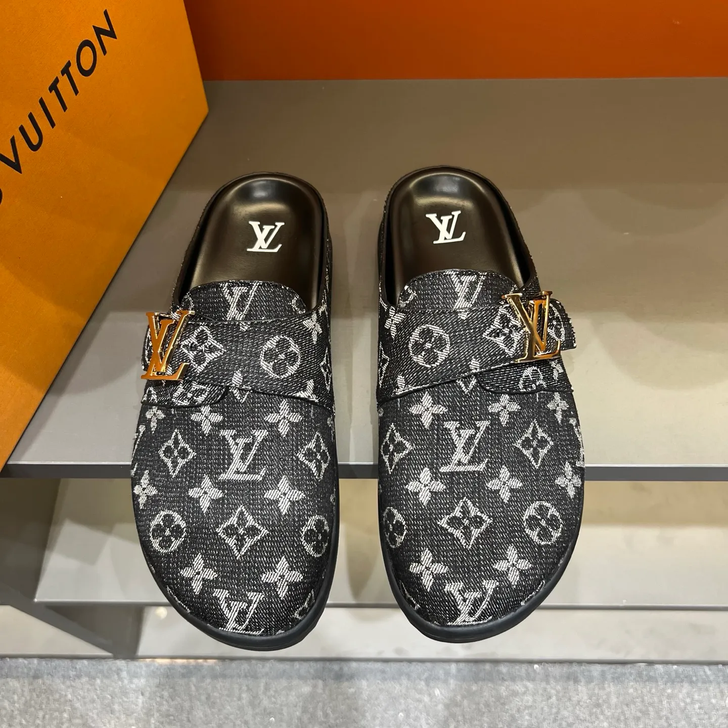 P340, LV Easy 2025 new men's casual sandals, made of suede cow leather, with Monogram pattern to highlight the trendy style. Adjustable straps illuminated with LV letters, while a resilient insole and micro outsole provide lightweight comfort. Made of suede cow leather with embossed Monogram pattern and brand element metal hardware✅Adjustable straps➕Tough insole‼ ️Micro outsole. Comfortable and easy to wear‼ ️ 38-45 (45 customized)